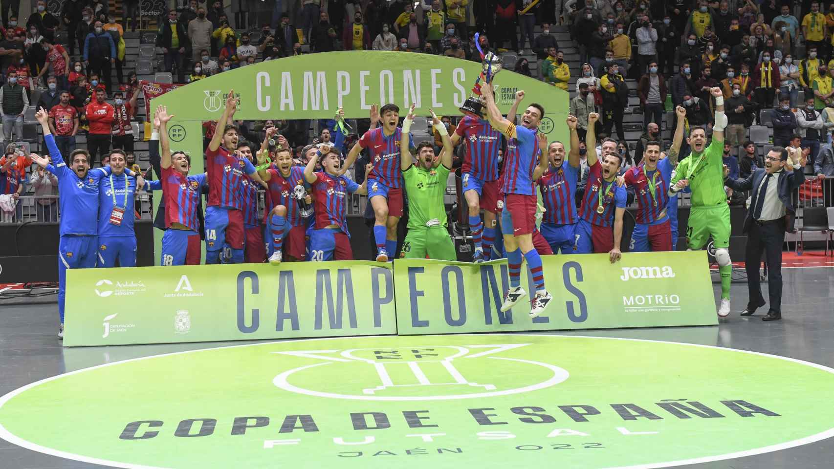 Jugadroes del Barça de fútbol sala celebrando la victoria FCB