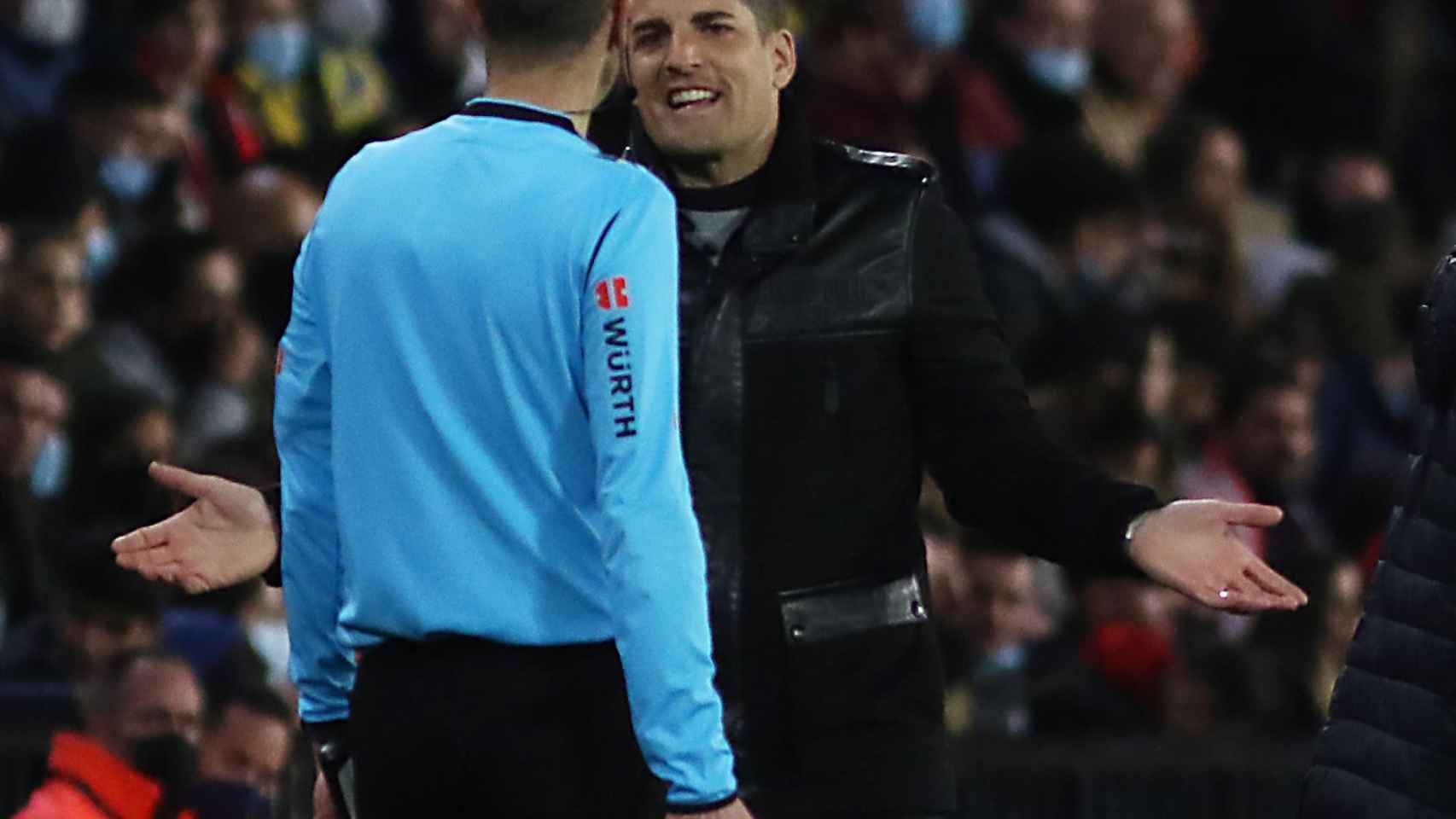 Robert Moreno, entrenador del Granada, discute con el árbitro en el partido del lunes contra el Cádiz / EFE