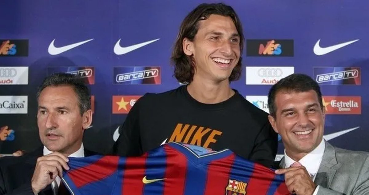 Zlatan Ibrahimovic, junto a Laporta, el día de su presentación en el Barça / EFE