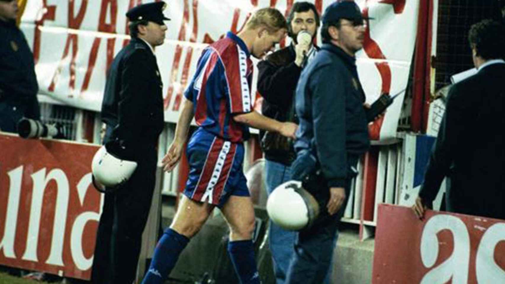 Koeman en su expulsión como jugador del Barça ante el Rayo en Vallecas / REDES