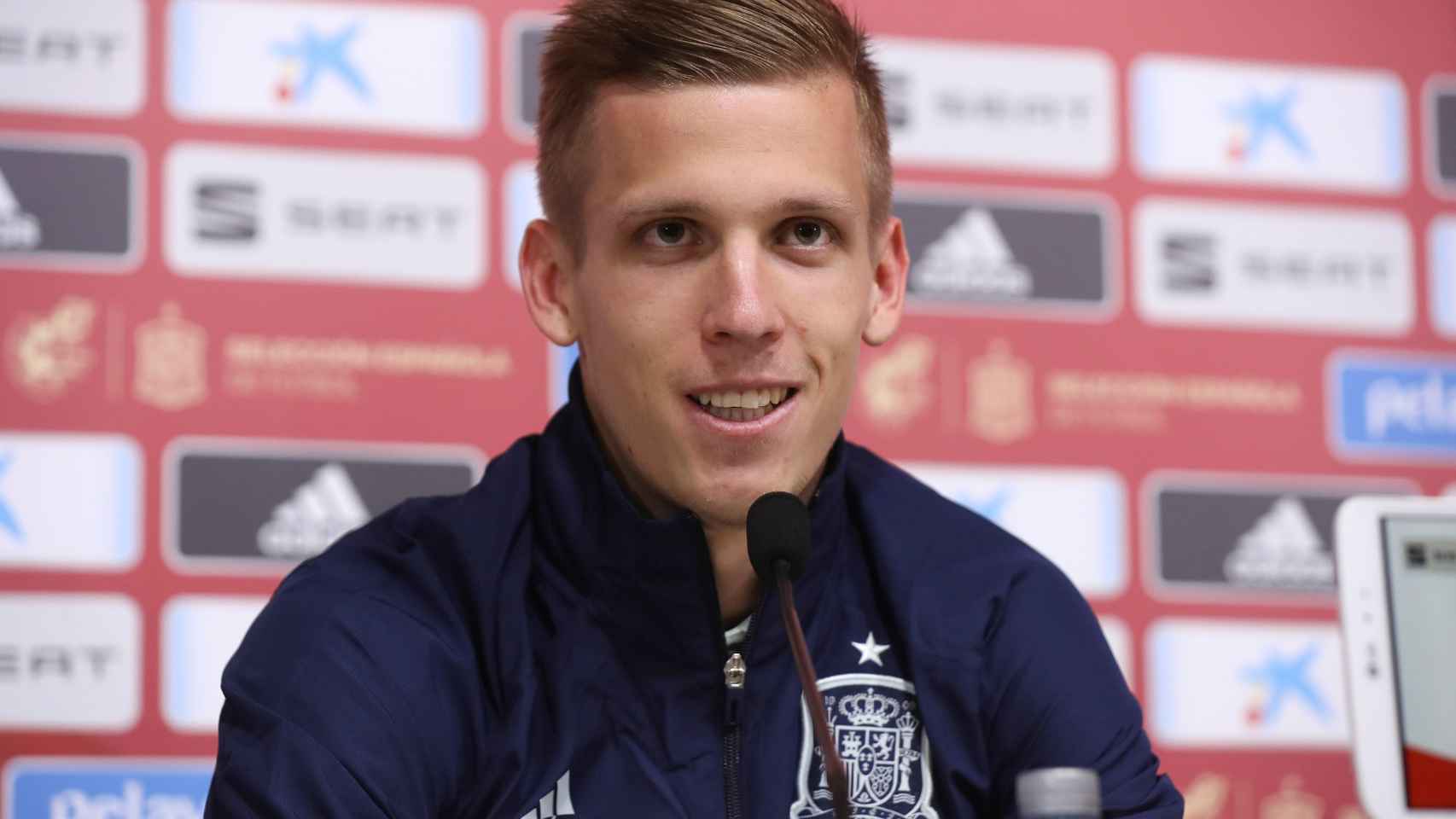 Dani Olmo en una rueda de prensa con la selección española / EFE