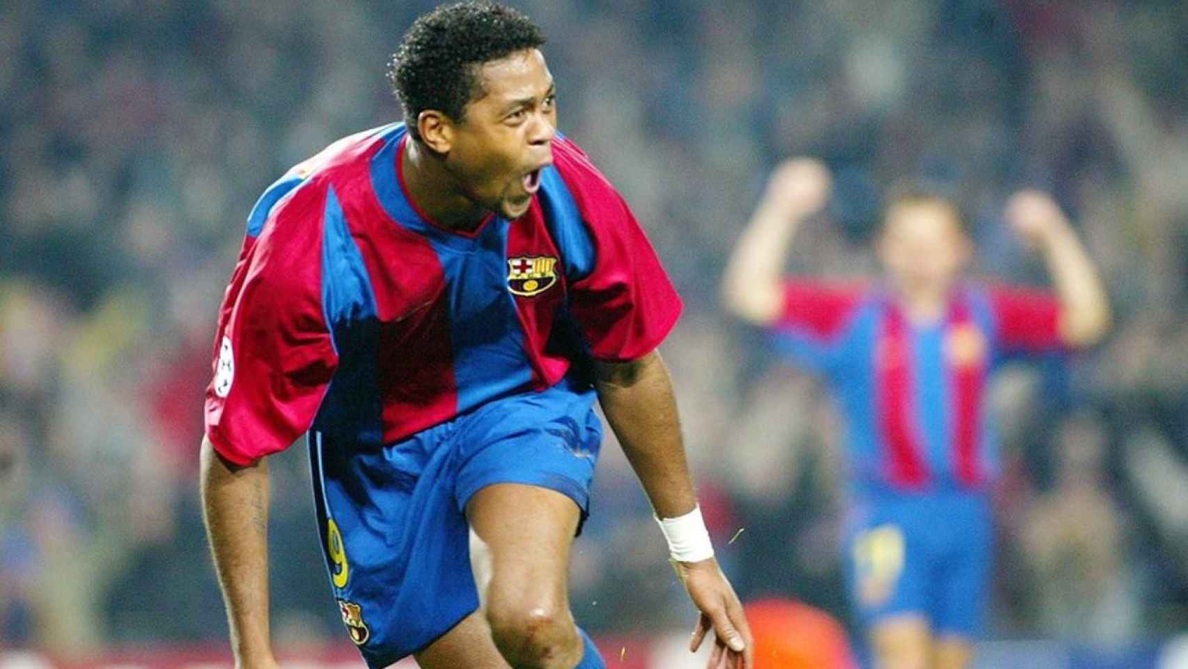 Patrick Kluivert celebra un tanto con el Barça / FCB