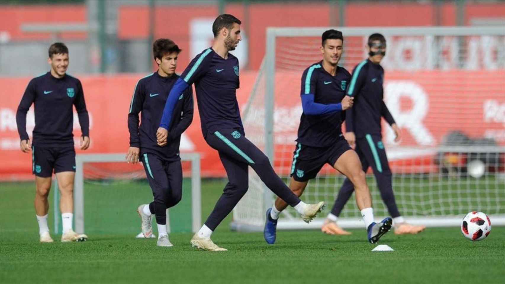 Riqui Puig, Abel Ruiz, Pérez y Chumi en un entrenamiento del Barça / EFE