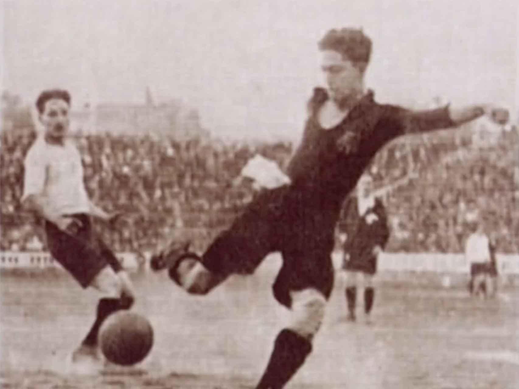 Paulino Alcántara, en acción, con su pañuelo blanco / FCB