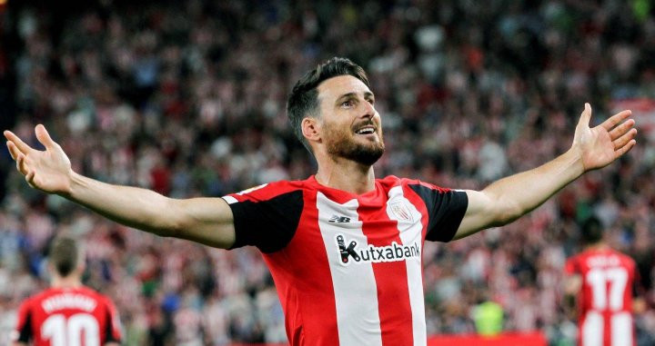 Aduriz, celebrando un gol con la afición | EFE