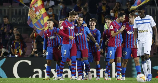 El Barça, celebrando junto a Memphis el único gol anotado contra el Alavés / EFE