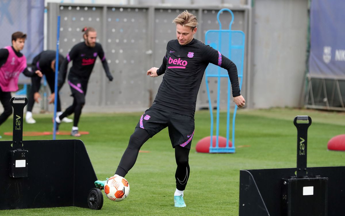 Frenkie de Jong, en el entrenamiento del Barça del miércoles, un día antes de recibir al Galatasaray / FCB