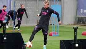 Frenkie de Jong, en el entrenamiento del Barça del miércoles, un día antes de recibir al Galatasaray / FCB