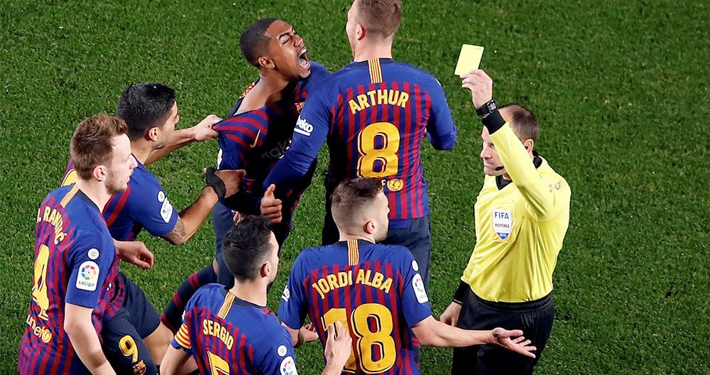 El colegiado Mateu Lahoz muestra tarjeta amarilla al defensa del FC Barcelona Jordi Alba durante la celebración de un gol / EFE