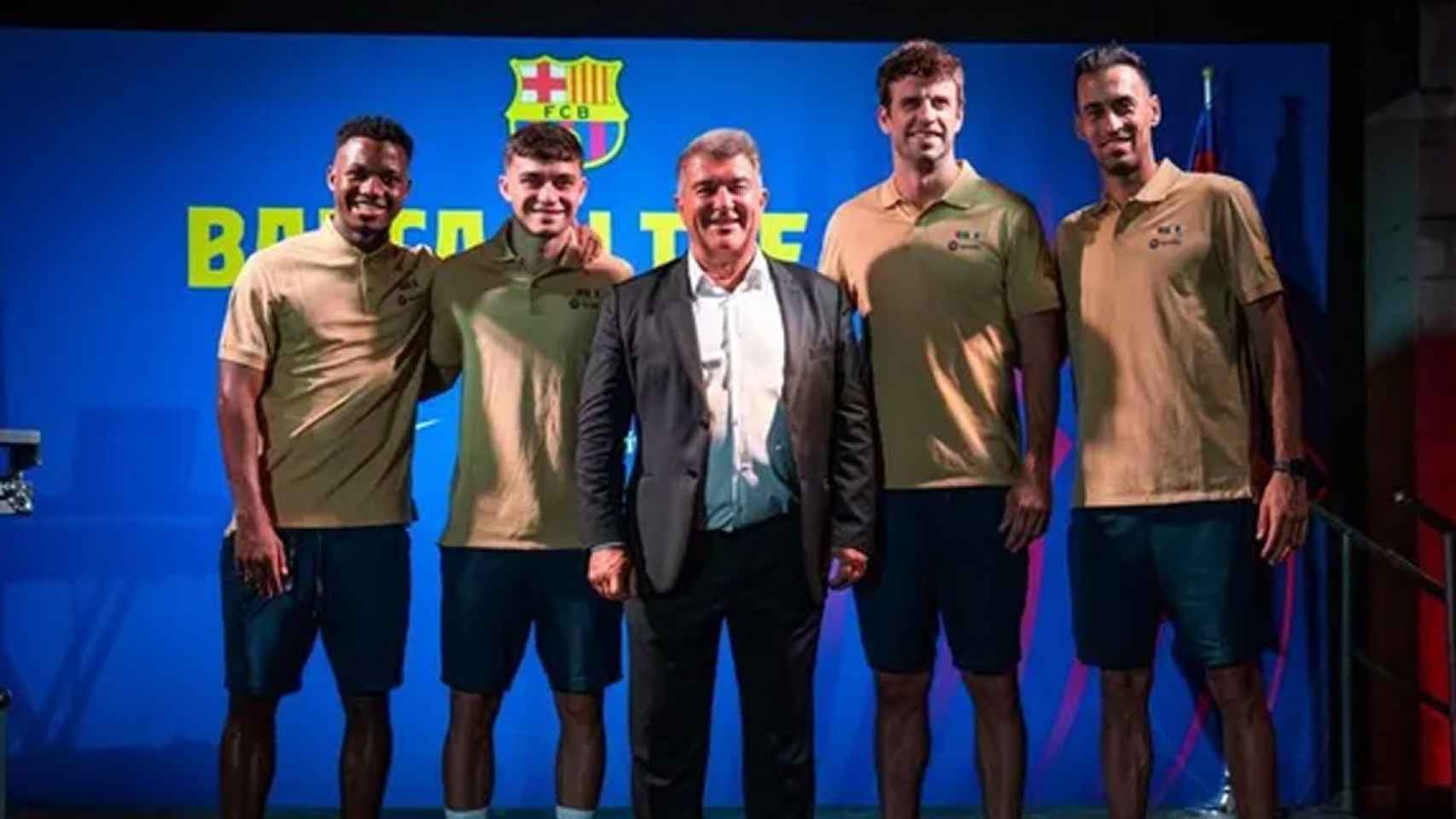 Joan Laporta posa con Ansu, Pedri, Piqué y Busquets / FCB