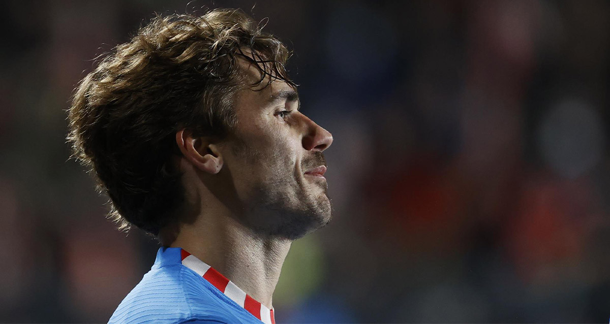 Antoine Griezmann, con rostro apesadumbrado, con el Atlético / EFE