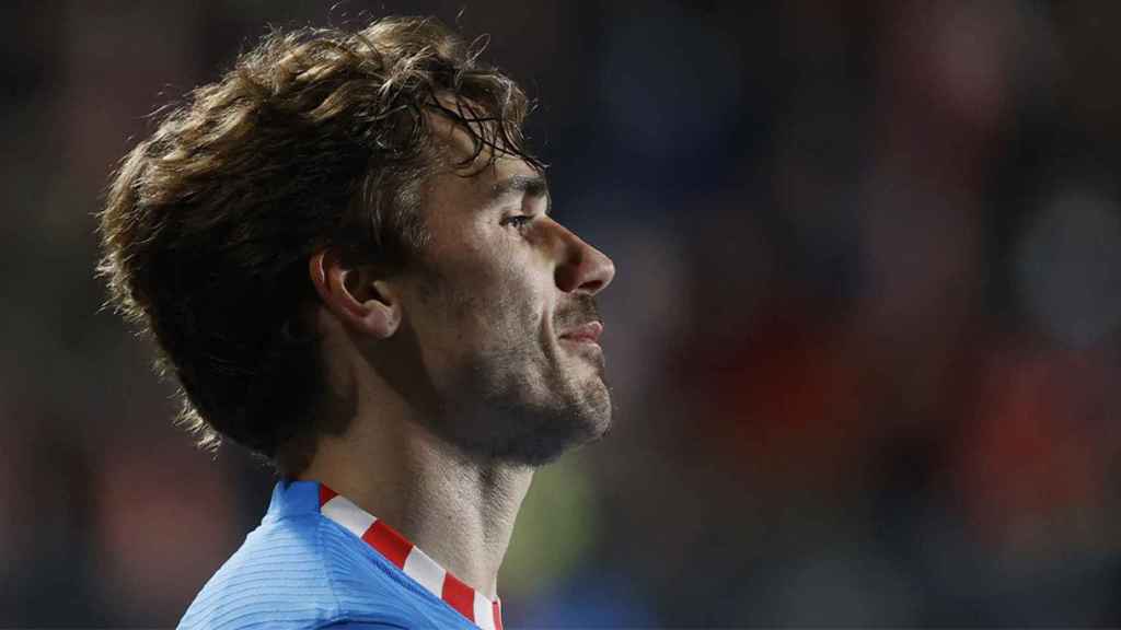 Antoine Griezmann, con rostro apesadumbrado, con el Atlético / EFE