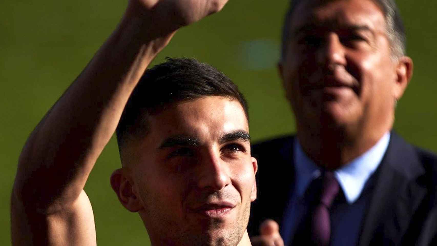 Ferran Torres y Joan Laporta en la presentación del jugador en el Camp Nou / EFE