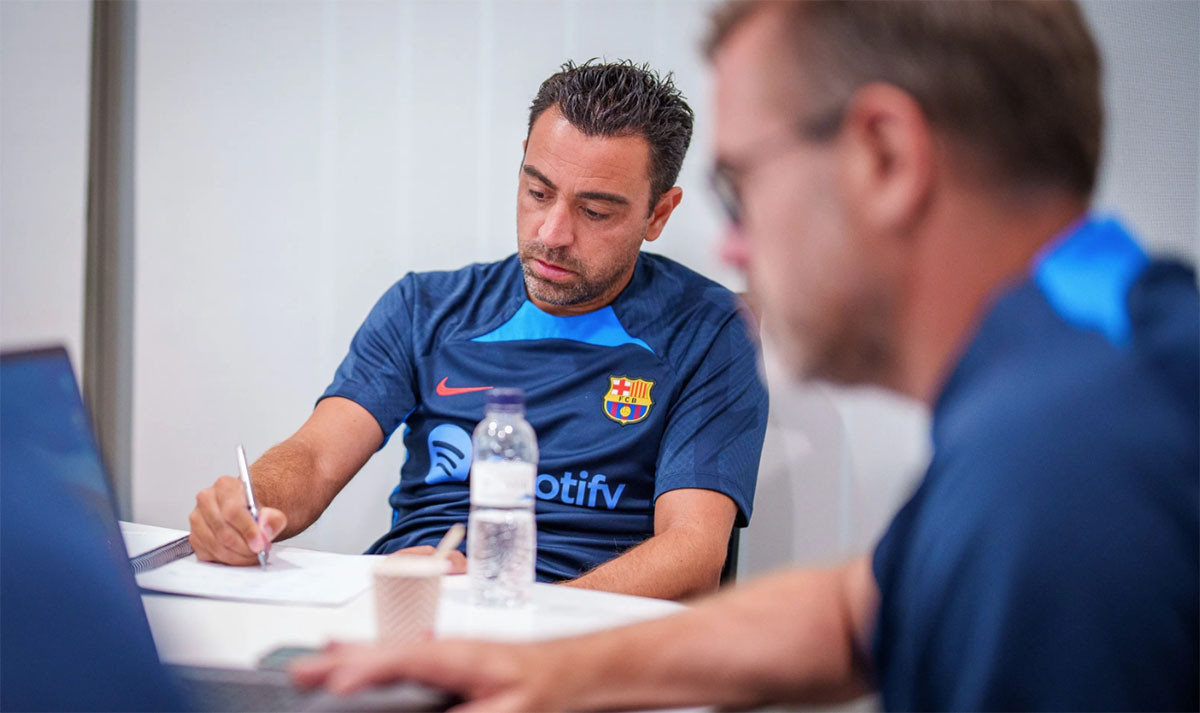 Xavi Hernández, trabajando en la confección de la plantilla de la próxima temporada / REDES