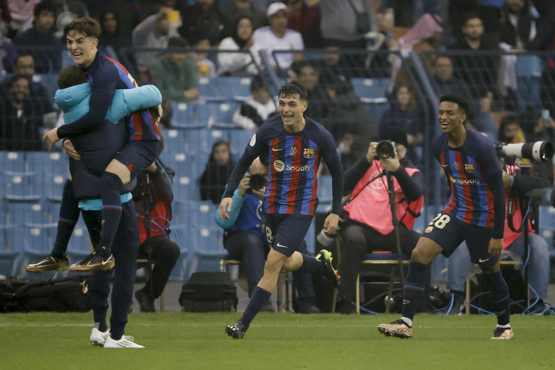 Los futbolistas del Barça celebran uno de sus goles al Real Madrid / EFE