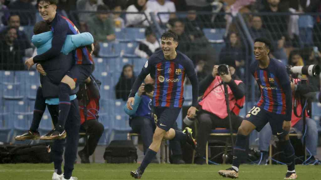 Los futbolistas del Barça celebran uno de sus goles al Real Madrid / EFE