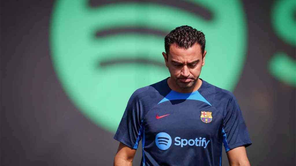 Xavi, durante un entrenamiento del Barça lamentando dos lesiones más / FCB