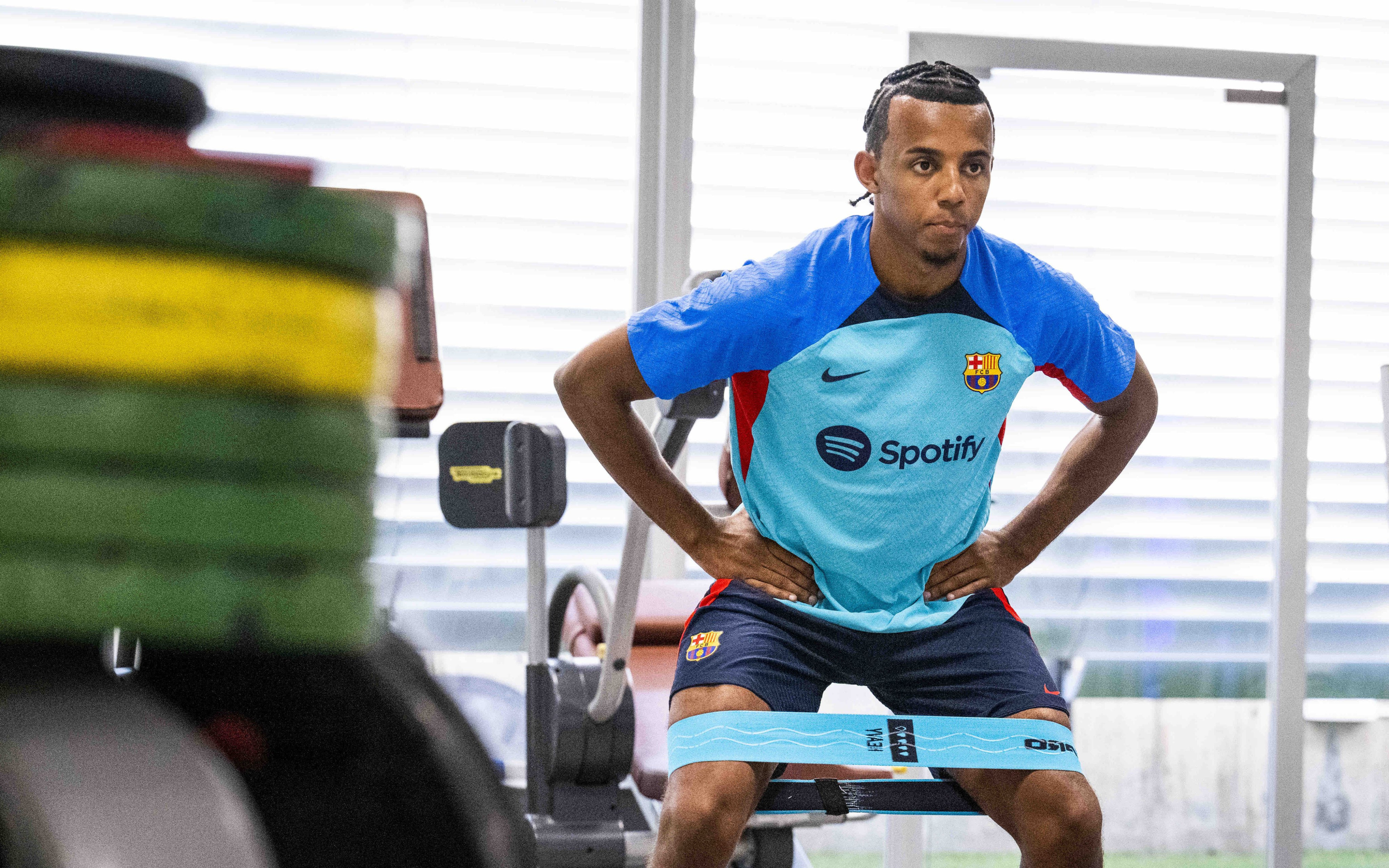 Jules Koundé trabaja en las instalaciones del Barça / FCB