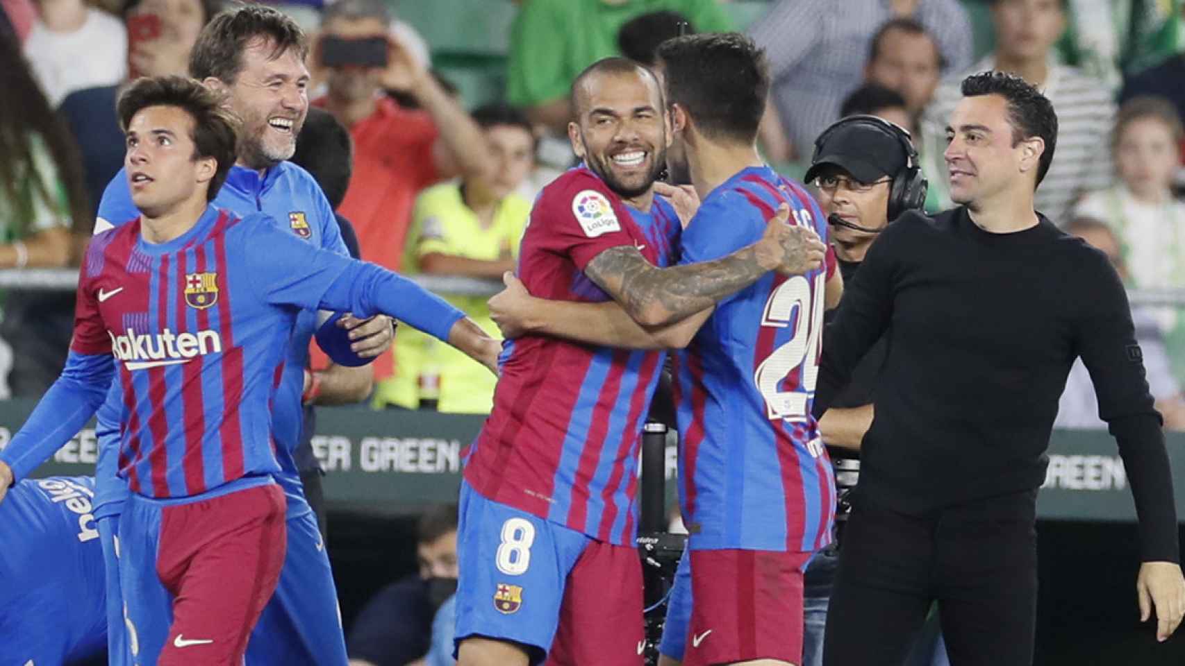 Los jugadores del Barça, celebran junto al cuerpo técnico de Xavi, el gol del triunfo contra el Betis / EFE