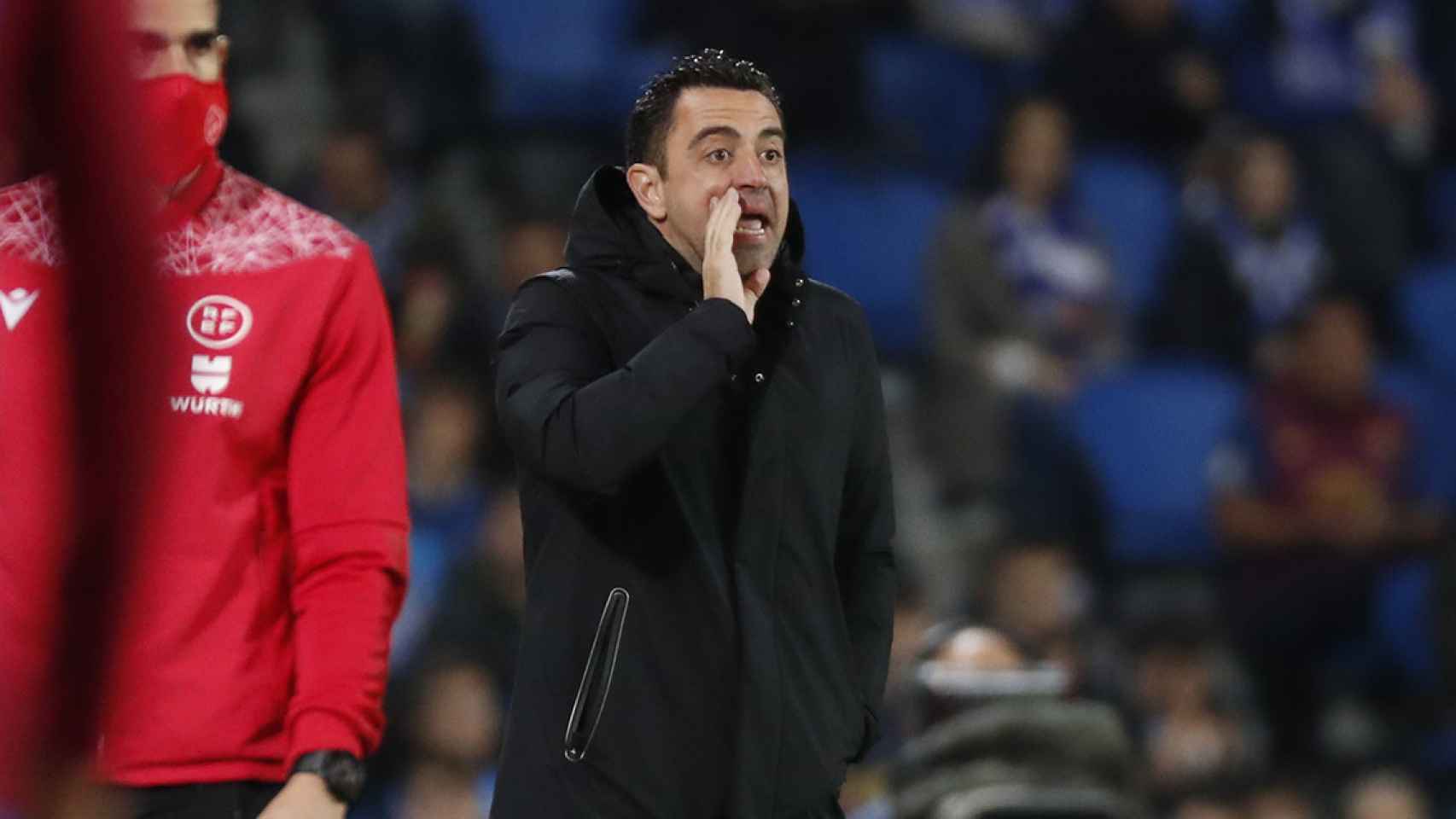 Xavi da indicaciones a sus jugadores en el partido disputado en Anoeta / EFE