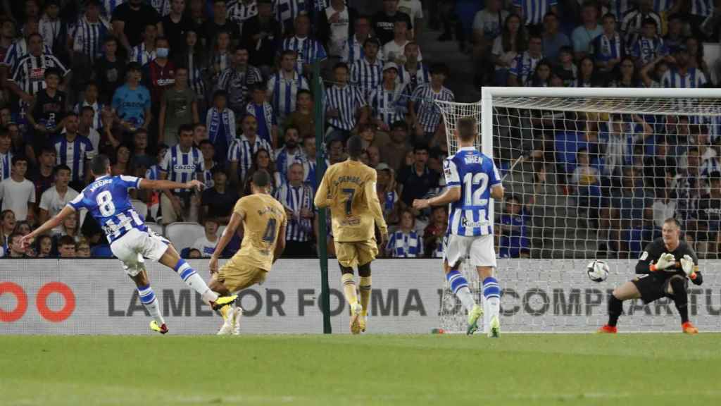 Ter Stegen detiene un remate de Merino / EFE