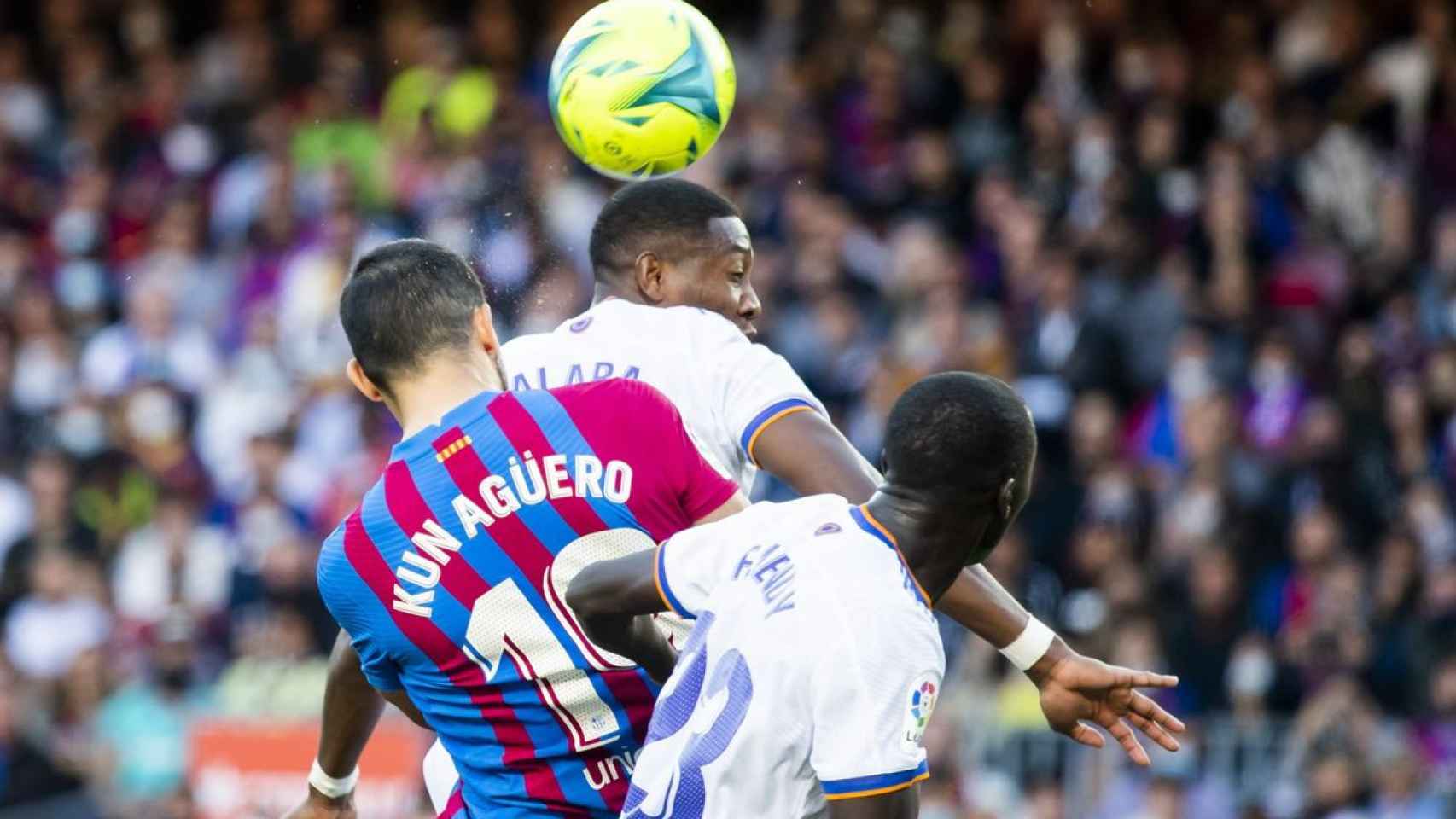 Agüero en su pugna con Alaba y Mendy / FCB