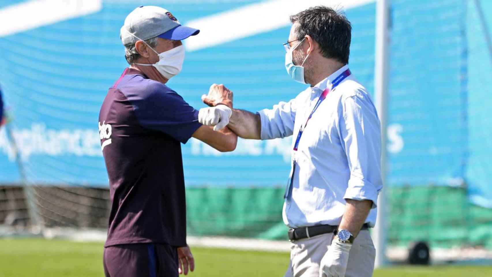 Bartomeu, saludando a Quique Setién en un entrenamiento | FCB