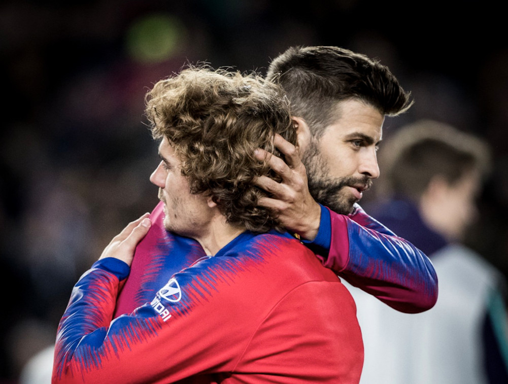 Una foto de Antoine Griezmann y Gerard Piqué saludándose antes de un Barça - Atlético de Madrid / FCB