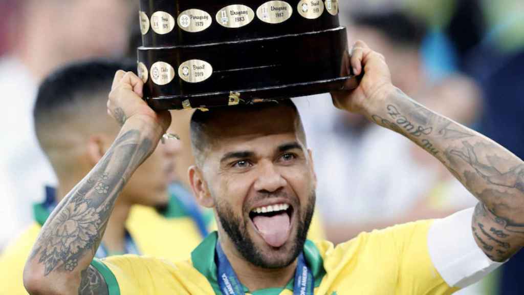 Una foto de Dani Alves celebrando la Copa América / EFE