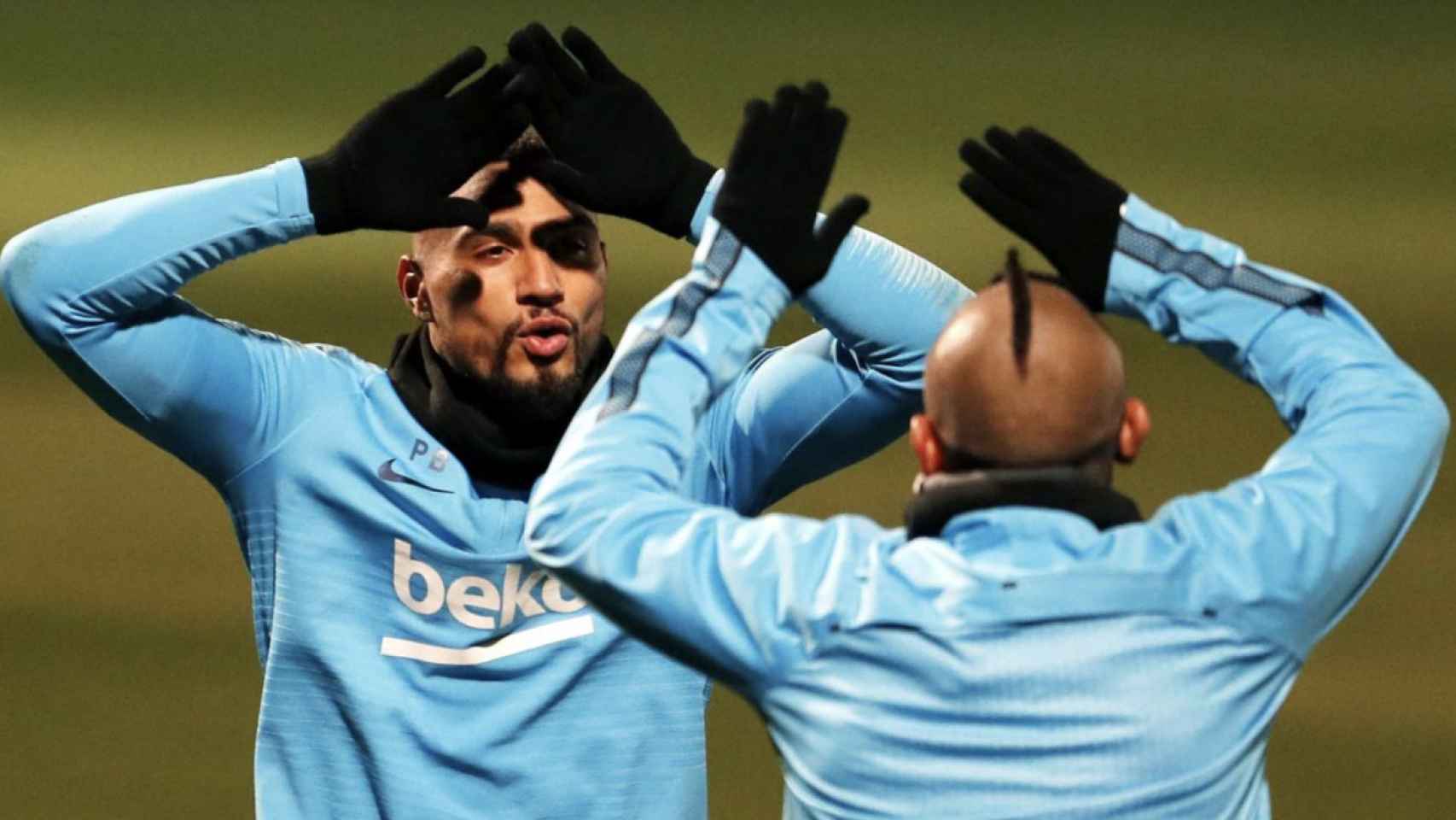 Una foto de Prince Boateng y Arturo Vidal en un entrenamiento del Barça / FCB