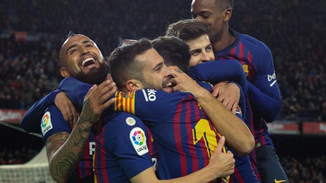 Arturo Vidal y Semedo celebran con Jordi Alba, Piqué y Messi el sexto gol del Barça / EFE