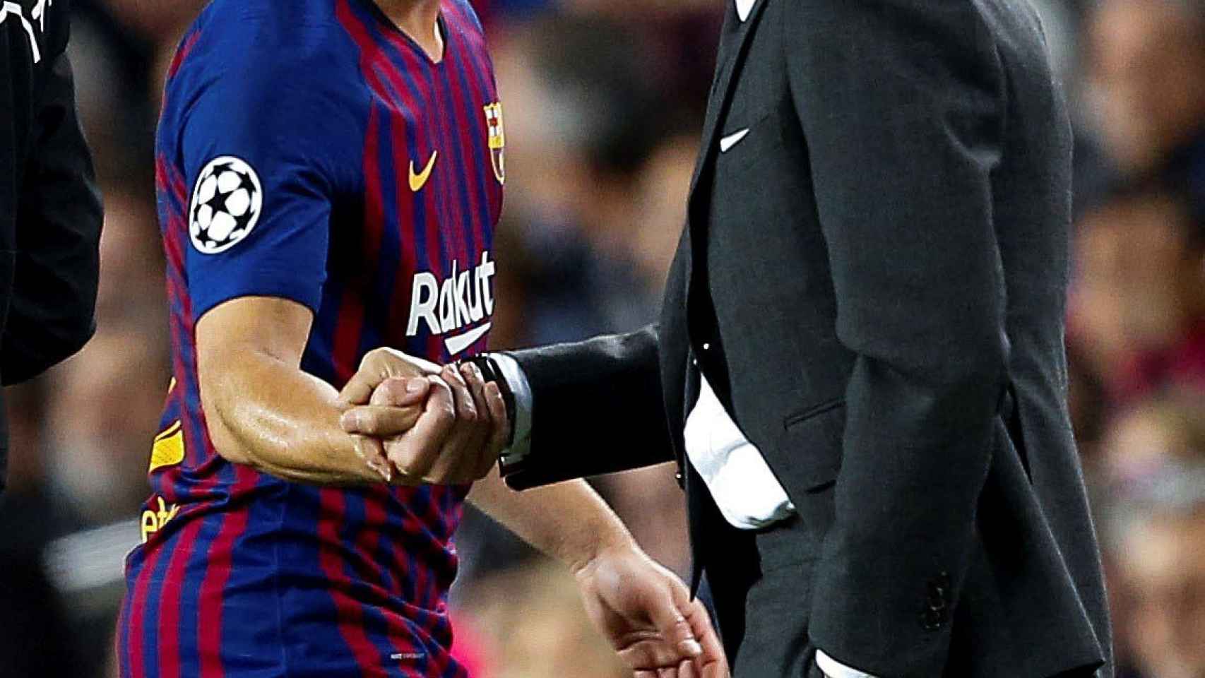 Arthur, felicitado por Valverde, es uno de los tres enigmas para el clásico / EFE