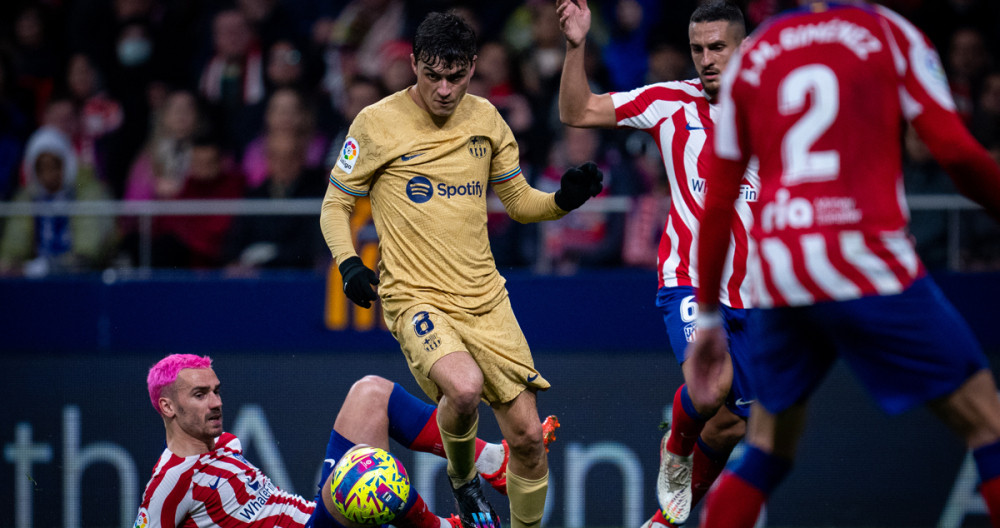 Pedri se lleva el balón ante varios jugadores del Atlético de Madrid / FCB