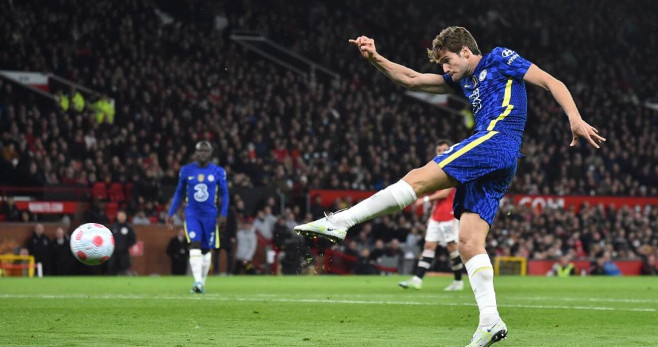 Marcos Alonso, del Chelsea, remata a portería en Stamford Bridge / EFE