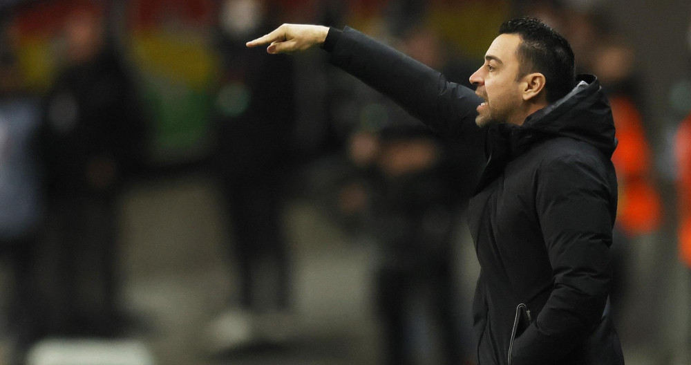 Xavi Hernández da instrucciones a los futbolistas del Barça en Frankfurt / EFE