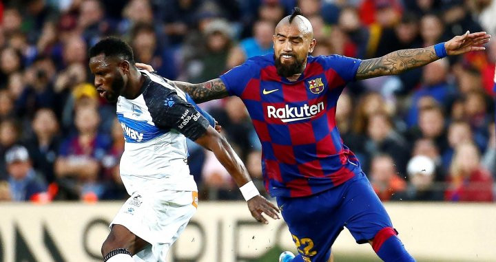 Arturo Vidal, presionando a un jugador del Alavés | EFE