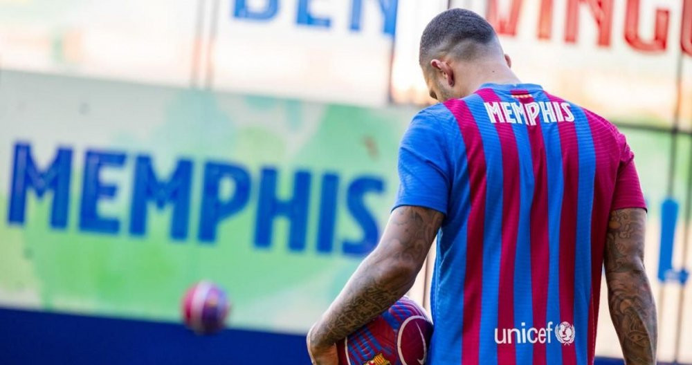 Memphis Depay en un instante de su presentación oficial con el Barça / FCB