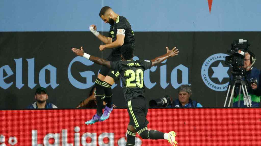 Karim Benzema y Vinicius Jr celebran el primer gol del Real Madrid en Balaídos