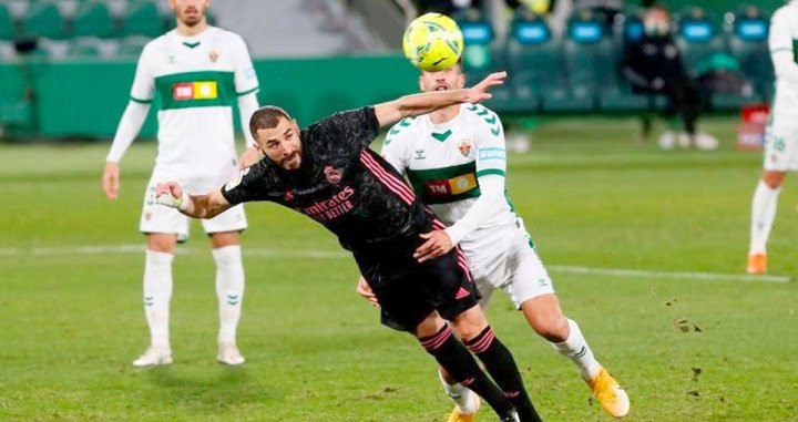 Benzema en una acción ante el Elche / EFE