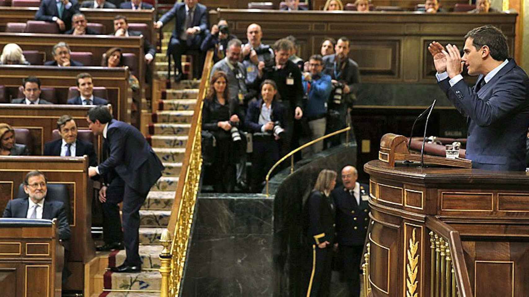 Rivera, con Rajoy al fondo, durante el debate de investidura en el Congreso.