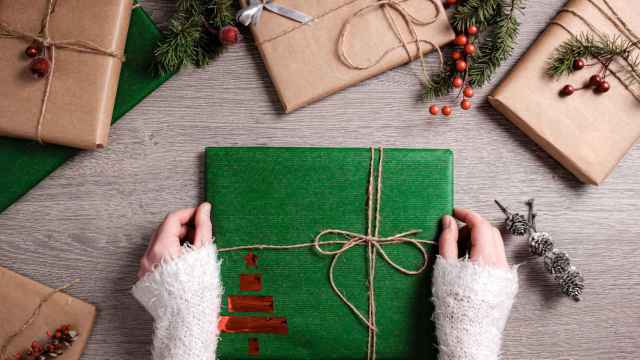 Una chica empaqueta un regalo de Navidad / PEXELS