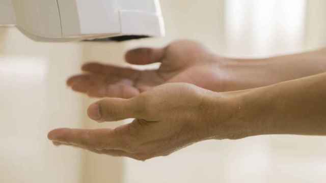 Un hombre usa un secador de manos en una imagen de archivo / CG
