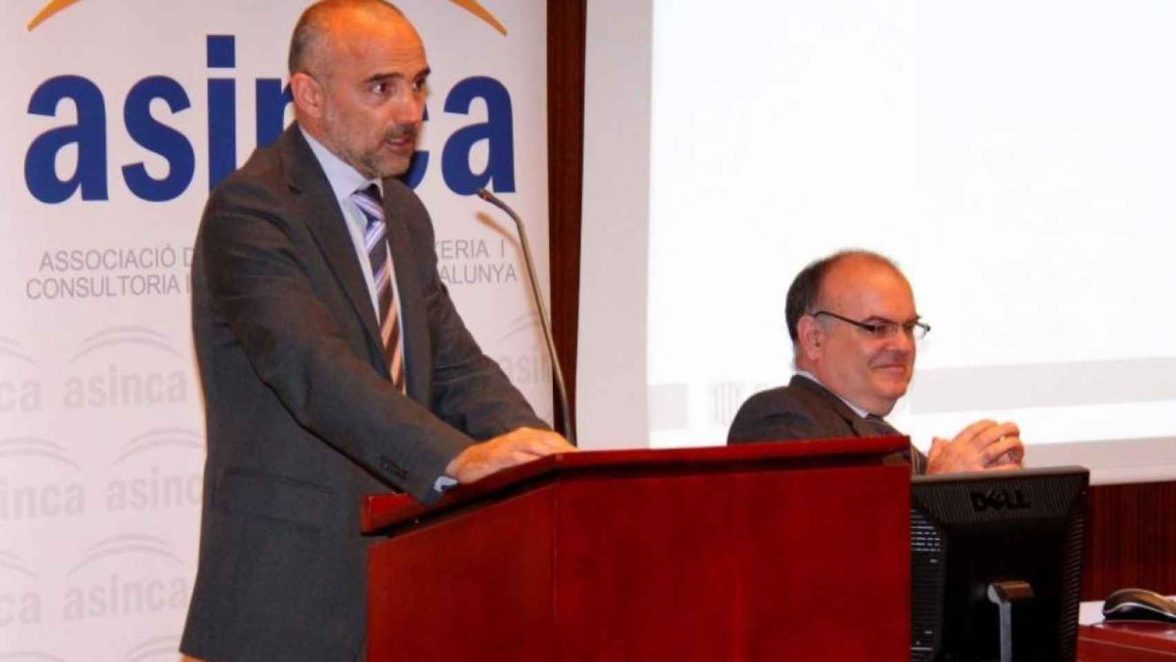 El expresidente de Infraestructures de la Generalitat y exgerente de la Agencia Catalana del Agua (ACA), Joan Lluís Quer (de pie) / EFE