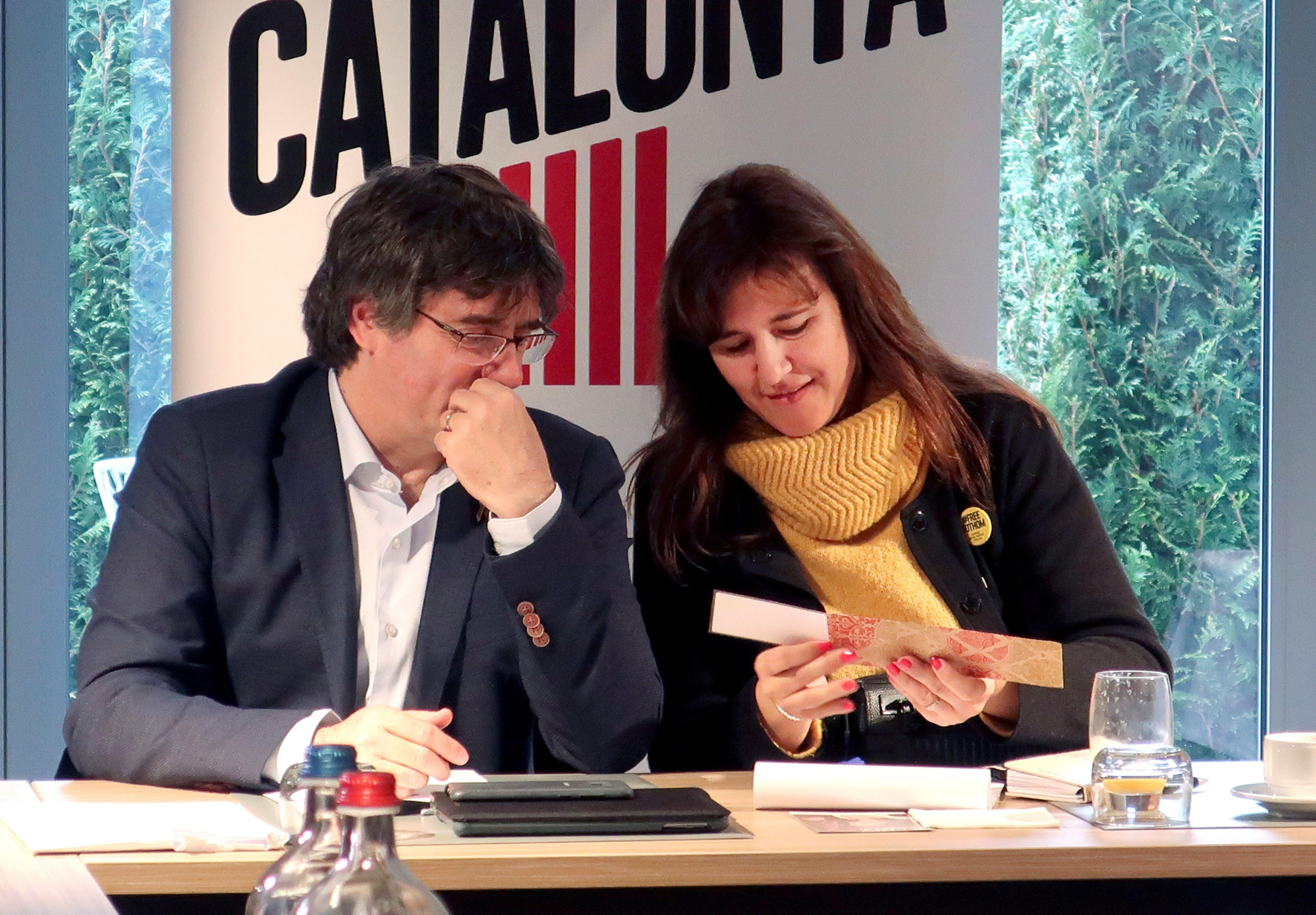 Carles Puigdemont y Laura Borràs, de JxCat, en una reunión en Waterloo / EFE