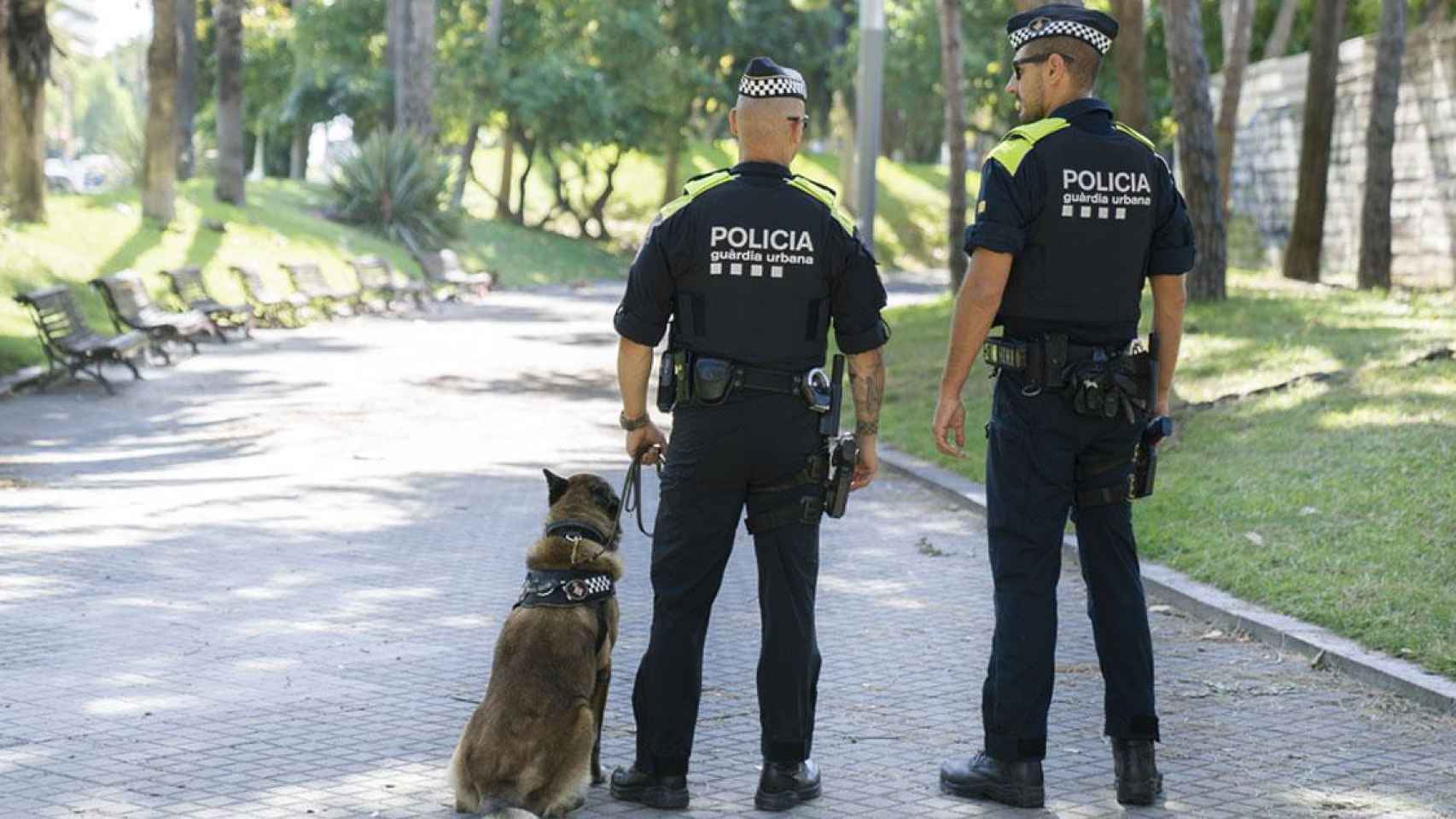 Dos agentes de la Guardia Urbana de Barcelona, uno de ellos con tatuajes / AJ. BCN