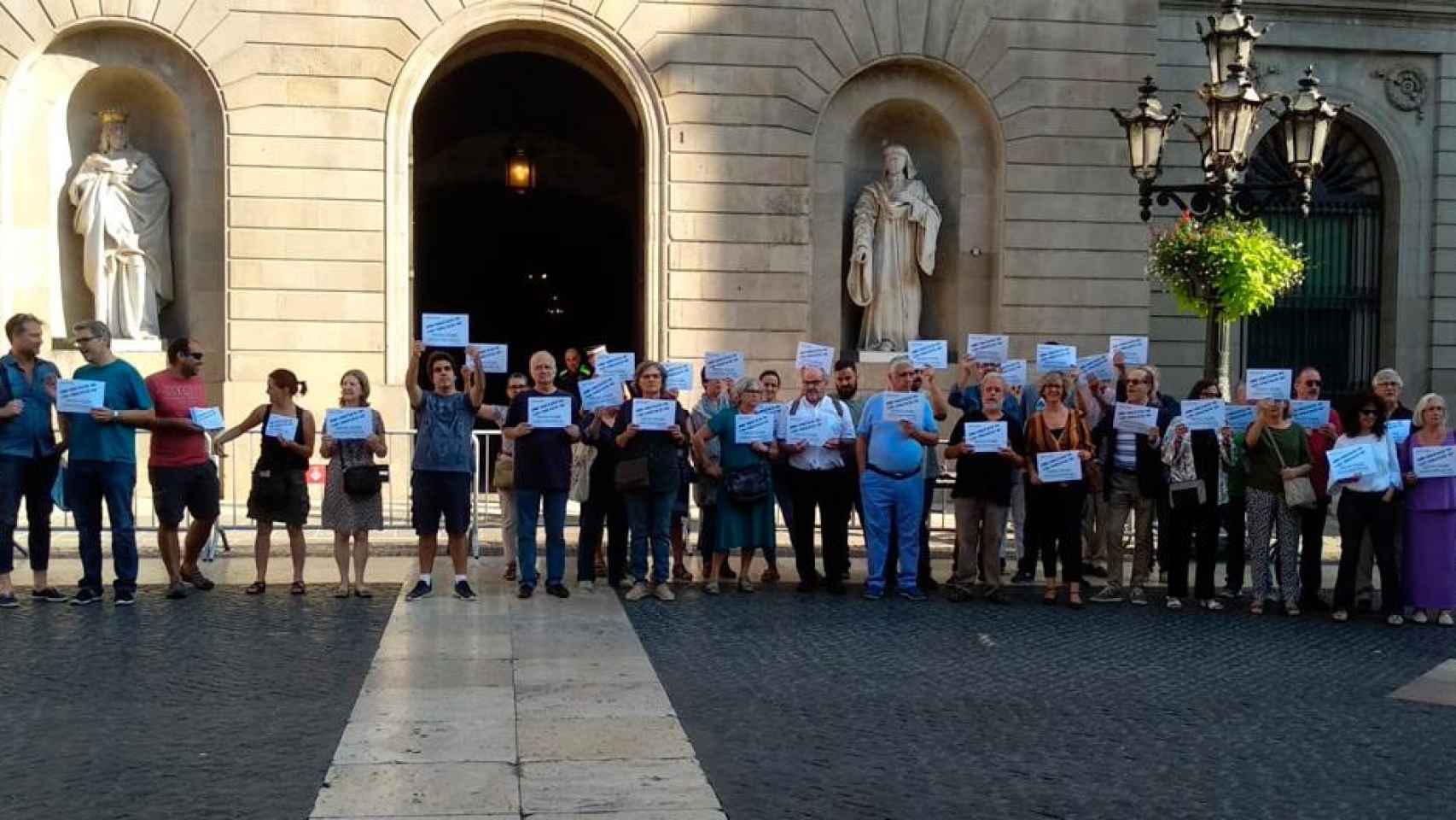 Manifestación en plaza Sant Jaume contra la nula condena del Govern a la potencial violencia por la que han sido detenidos los CDR / CG