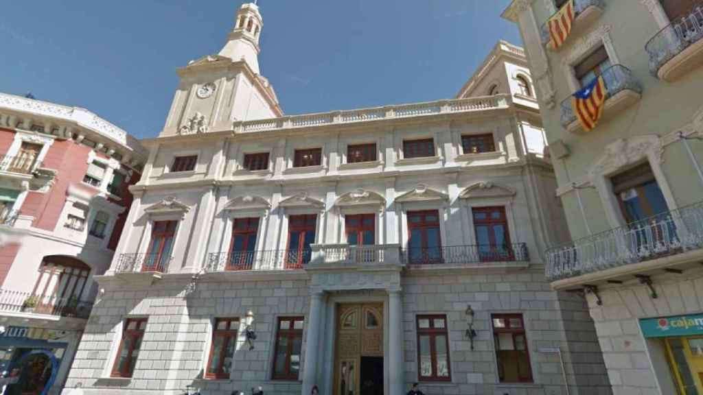 Fachada del Ayuntamiento de Reus (Tarragona) sin la bandera de España / GOOGLE