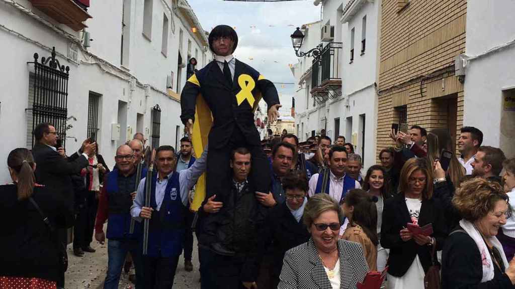 Muñeco de puigdemont en Corpe, antes de ser tiroteado y quemado / TWITTER