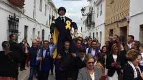 Muñeco de puigdemont en Corpe, antes de ser tiroteado y quemado / TWITTER