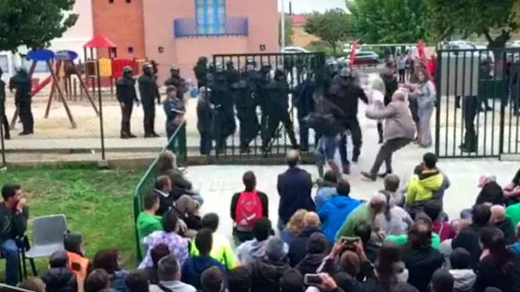 Momento en el que el alcalde de Callús recibe un empujón de los agentes de la Guardia Civil durante el 1-O